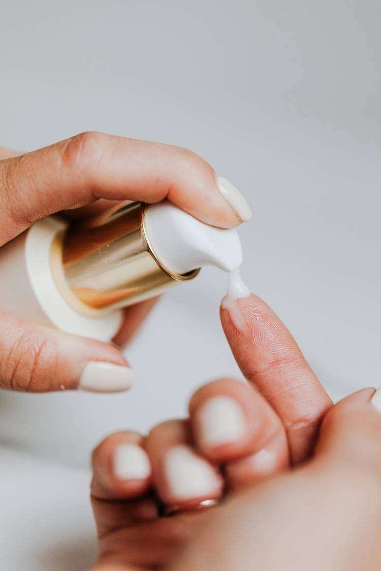 Krásna a rozjasnená pleť? Pozrime sa na najlepšie pleťové produkty s vitamínom C na rok 2025!