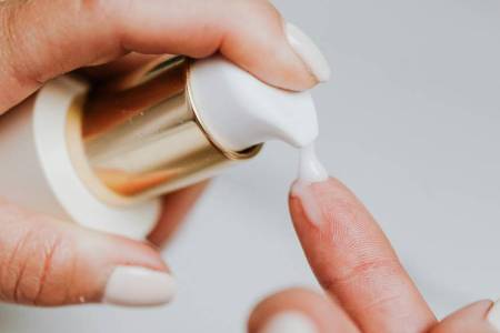 Krásna a rozjasnená pleť? Pozrime sa na najlepšie pleťové produkty s vitamínom C na rok 2025!