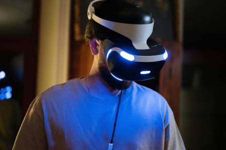 Virtuálna realita a sex: Budúcnosť intimity alebo len technologická hračka?